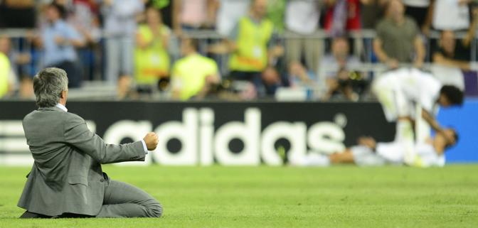 18 settembre 2012. Mourinho festeggia il terzo gol di Cristiano Ronaldo contro il Manchester City in Champions. Afp